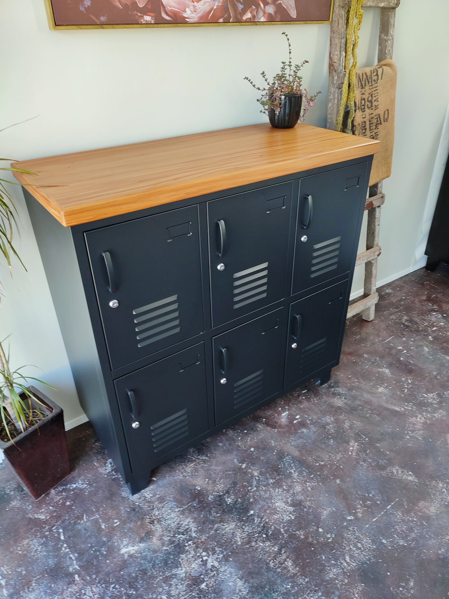 Black 6 Door Locker Rimu top