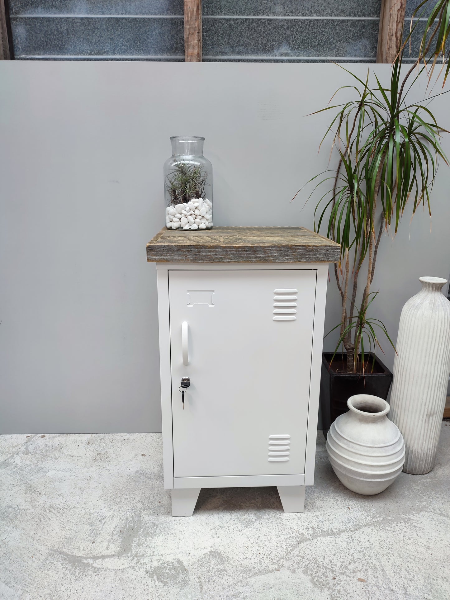 Right opening White Mini Locker-Pallet top
