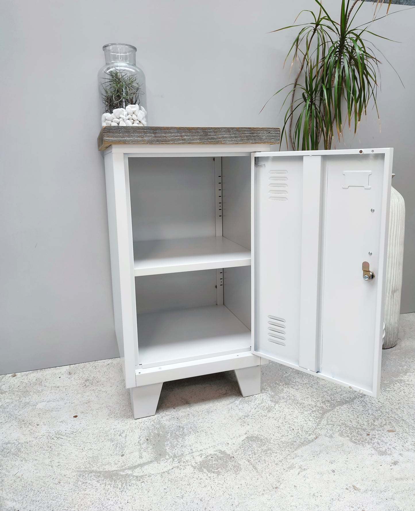 Right opening White Mini Locker-Pallet top