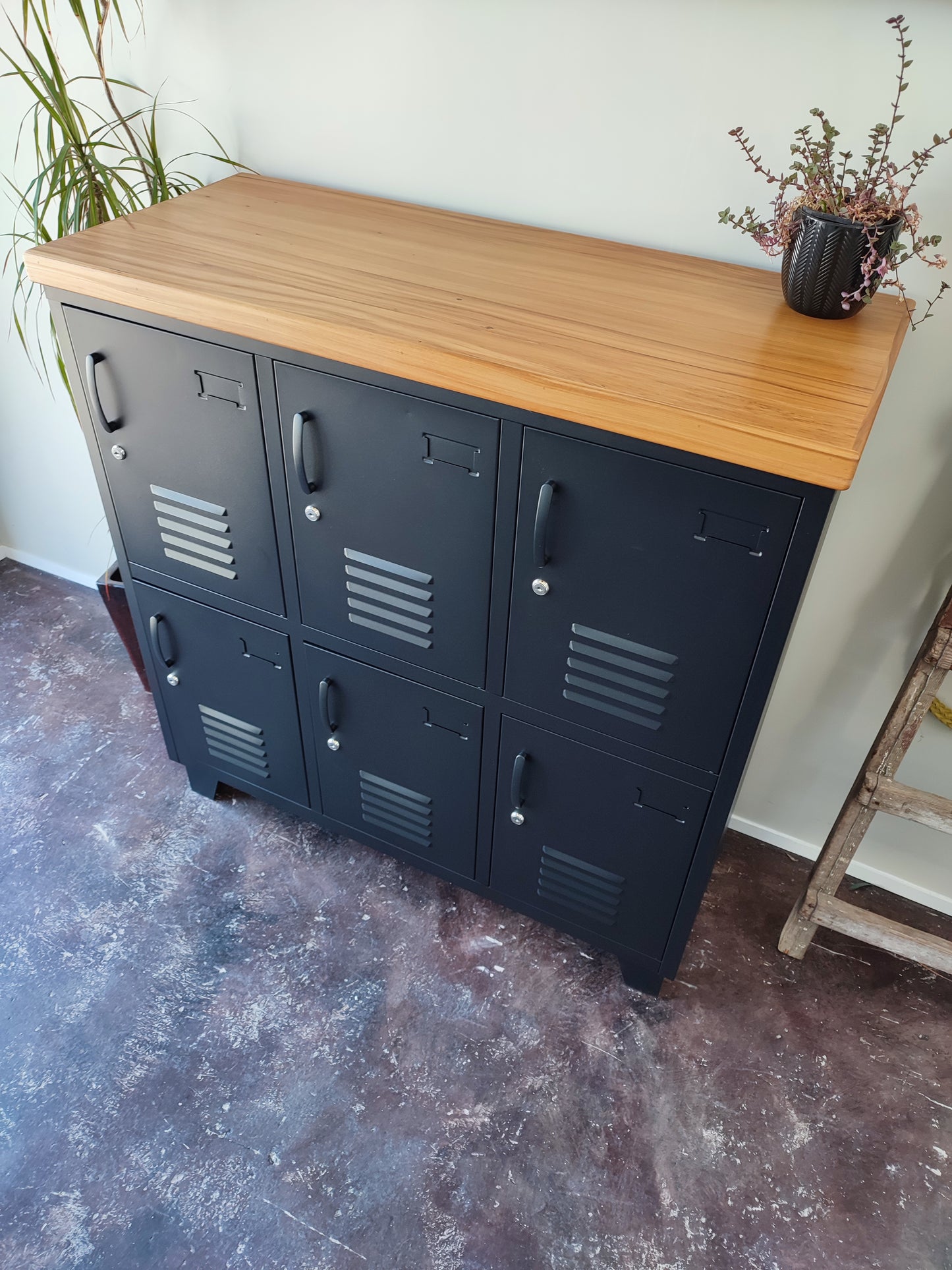Black 6 Door Locker Rimu top