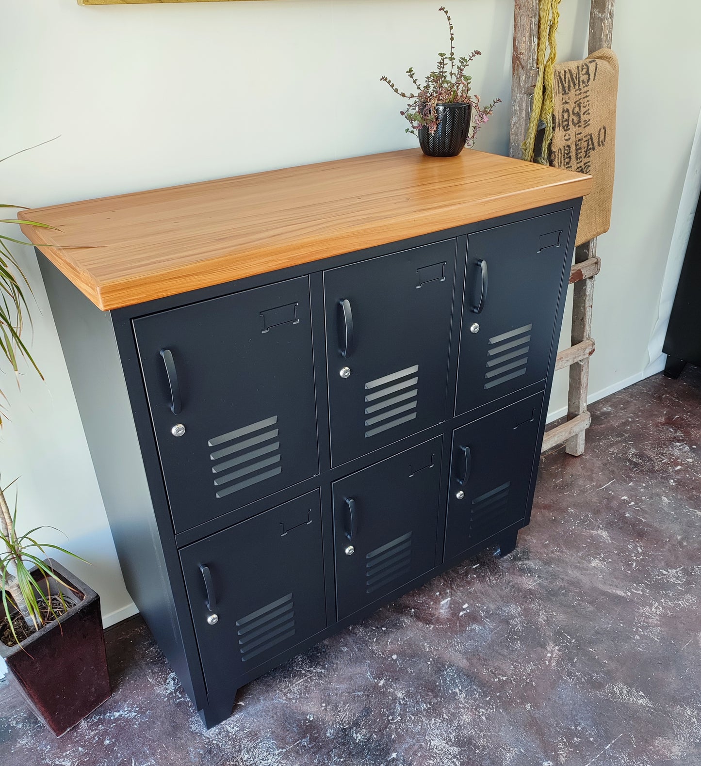 Black 6 Door Locker Rimu top