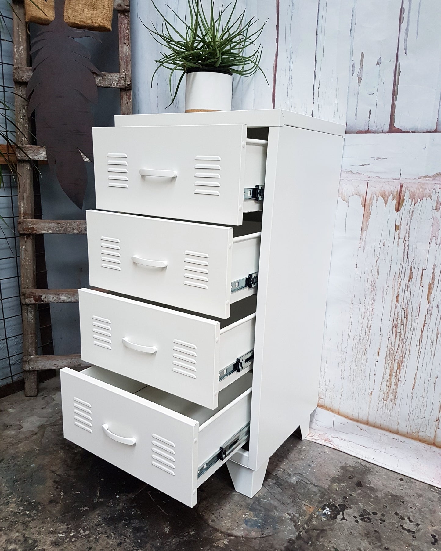 White 4 Drawers